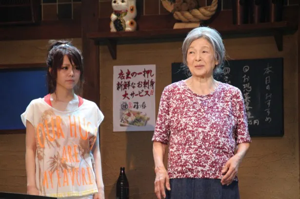 店を手伝う大樹(福田悠太)の祖母・和子(草村・写真右)と、大樹の妹分(田中れいな・写真左)