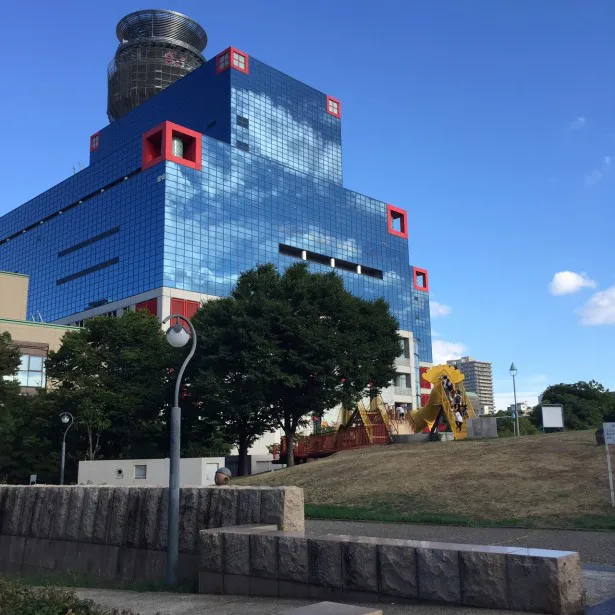 【画像を見る】大阪・扇町にあるカンテレ本社。左上に見える円形の鉄塔がヘリポート。ここにタレントが上がり撮影をしたのはカンテレ史上初の歴史的イベントに