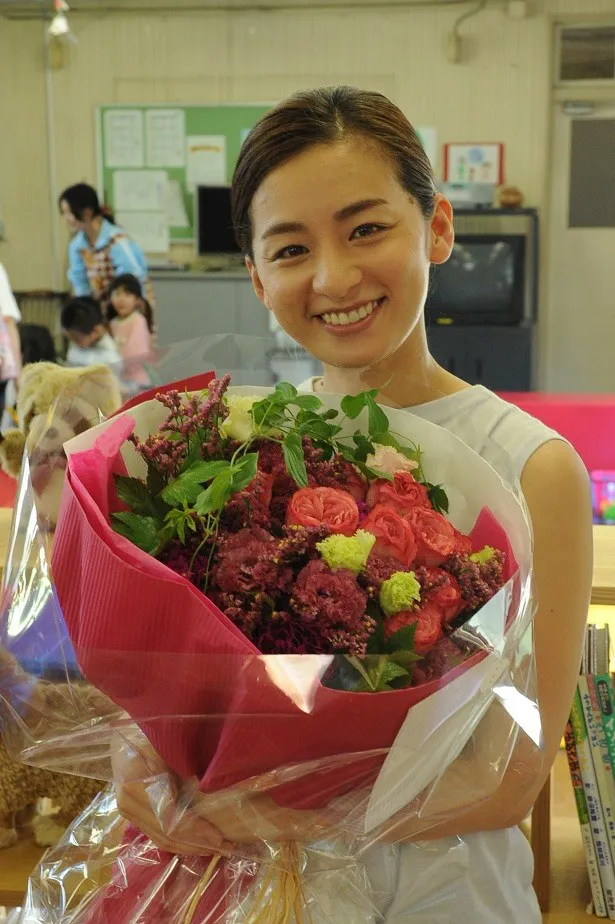 「はじめまして、愛しています。」(テレビ朝日系)で主演を務める尾野真千子が笑顔でクランクアップ！