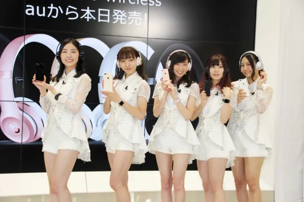 SKE48は、“iPhone 7”のカラーが目立つように白い衣装で登場
