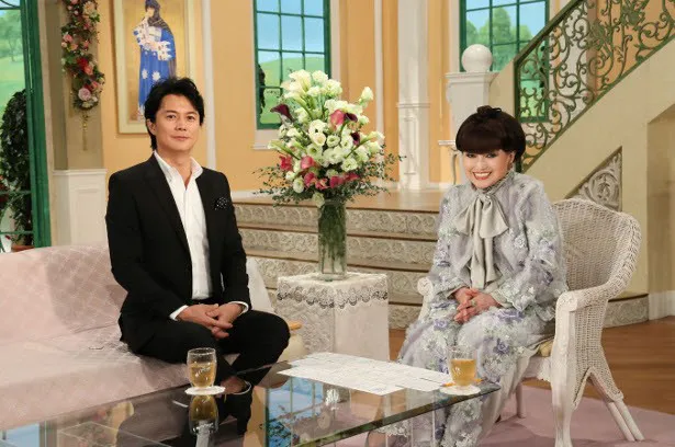 「徹子の部屋」に念願かなって初出演する福山雅治とMCの黒柳徹子