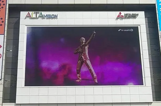 東京・新宿東口駅近くのアルタビジョンにダンシングタモリが登場！