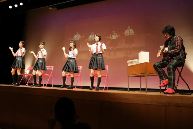 倉本美津留“校長”（右）のギターで歌う岡田愛、日高麻鈴、森萌々穂、倉島颯良（左から）