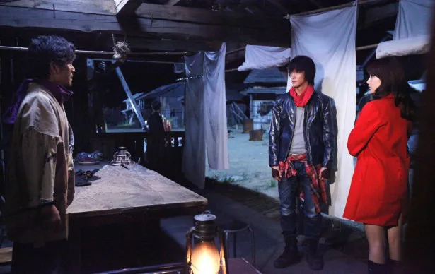 【写真を見る】第2話では、人質に捕られてしまったユキ(桜井美南)を明(白石隼也)らが救出に向かう！