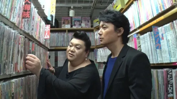 マツコ・デラックスと福山雅治が神保町の古書店で、懐かしのグラビア雑誌を物色する