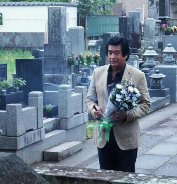 【写真を見る】藤岡は「真田丸」で演じた忠勝の墓に花を手向けた