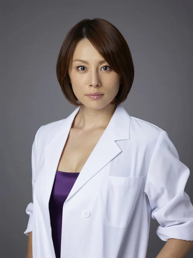 「ドクターX～外科医・大門未知子～」で主人公の外科医・未知子を演じる米倉涼子