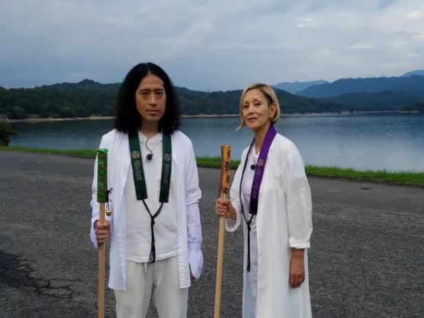 【写真を見る】“お遍路”の白装束に身を包み、夏木マリ(右)と共に空海ゆかりの寺へ向かう