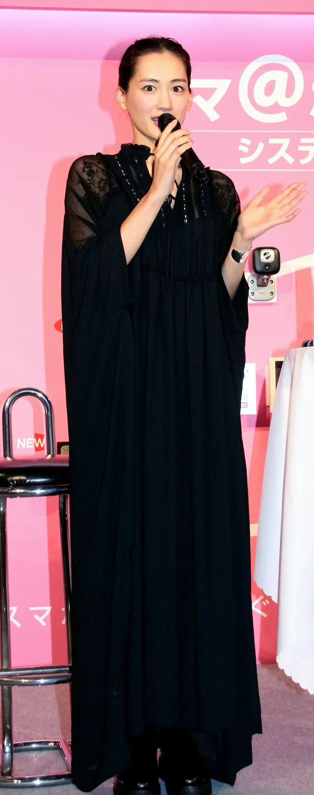 【写真を見る】綾瀬はるかはエレガントで真っ黒なドレスで登場