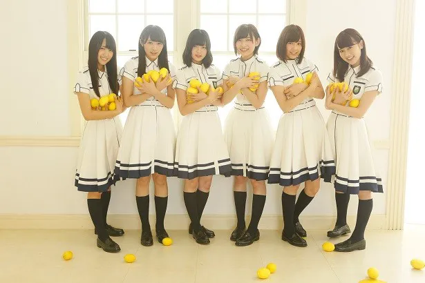 【写真を見る】今にもこぼれ落ちそう！？平手友梨奈らメンバーが週刊ザテレビジョンの象徴“レモン”を両手いっぱいに！