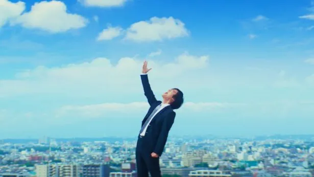 【写真を見る】青い空とスーツ姿の桐谷健太のコラボが熱い！ メーキング画像もたっぷり
