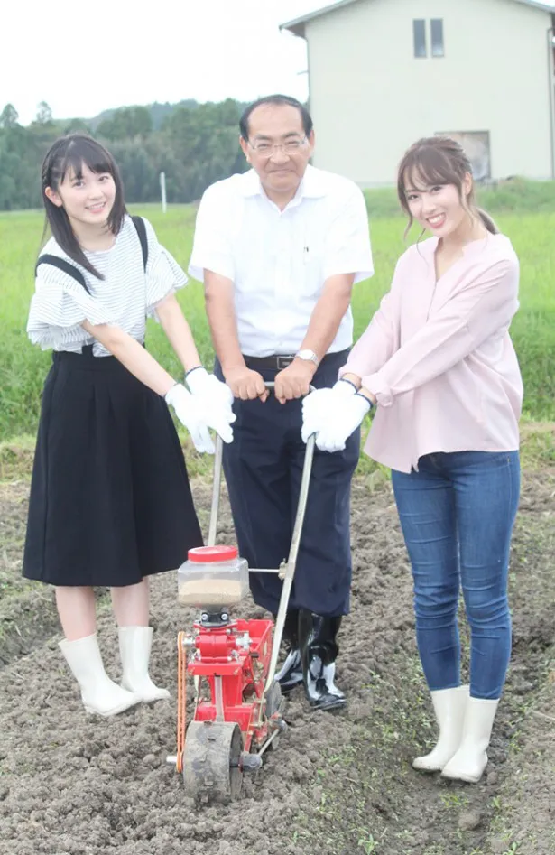 ちぃちゃんは岡田、太田洋いすみ市長と共に菜の花の種植えを行った