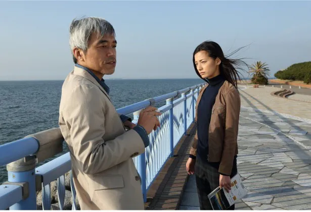警視庁公安部の元刑事でジャーナリストの神戸(小市慢太郎)に接触する涼子