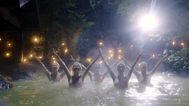【写真を見る】温泉で華麗なシンクロナイズドスイミングの演技を見せる女子高校生たち