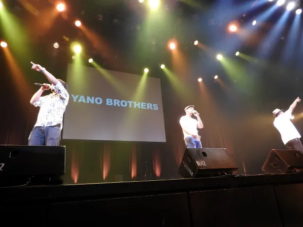 イベントで熱唱するYANO BROTHERS