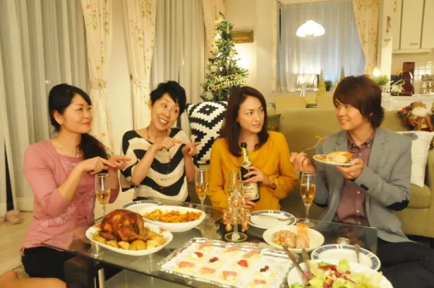 【写真を見る】田中美奈子(右から2番目)は「49歳のクリスマス」に出演