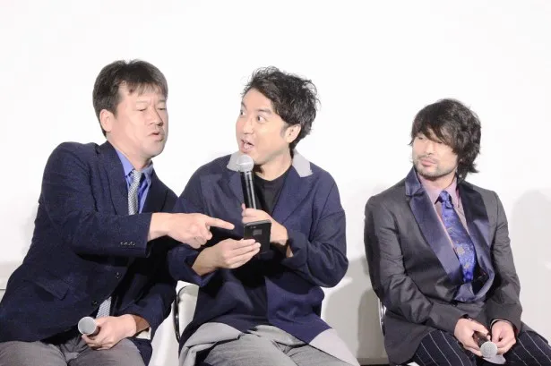 「LINE LIVE」で多くの「ヨシヒコ」ファンが会見を見ていることにうれしそうなムロと佐藤