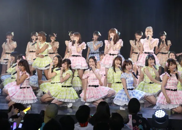 「SKE48劇場デビュー8周年特別公演」、「前のめり」「オキドキ」「パレオはエメラルド」と人気シングル曲を続けて披露