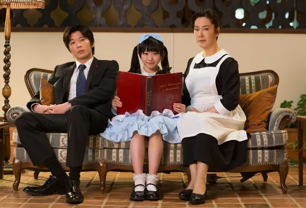 「探偵少女アリサの事件簿」に出演する田中圭、本田望結、名取裕子(写真左から)