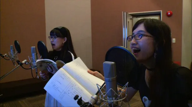 生ハムと焼うどん・東理紗、西井万理那(写真左から)が「タイガーマスクW」のアフレコに挑戦！