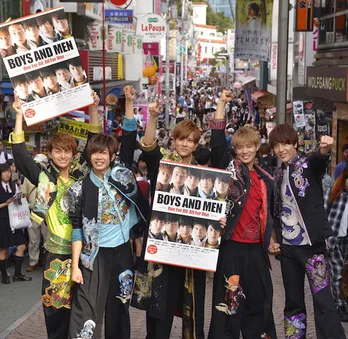 BOYS AND MENが竹下通りでチラシ配り