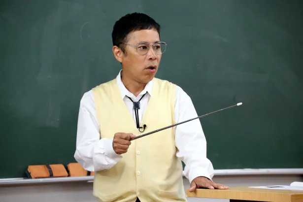 岡村隆史扮(ふん)する先生が、生徒たちの珍解答をイジりまくる