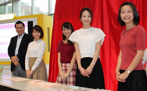 手渡しイベントを行った矢島悠子アナ、森葉子アナ、池谷麻依アナ、田中萌アナと大西洋平アナ(写真右から)