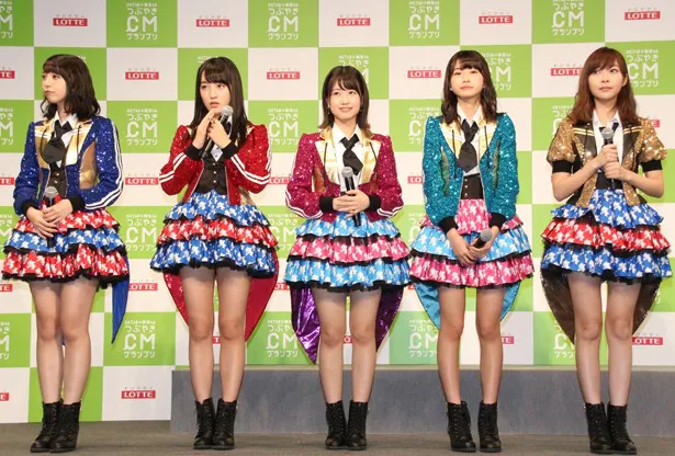 HKT48の松岡菜摘、田島芽瑠、朝長美桜、松岡はな、指原莉乃(左から)