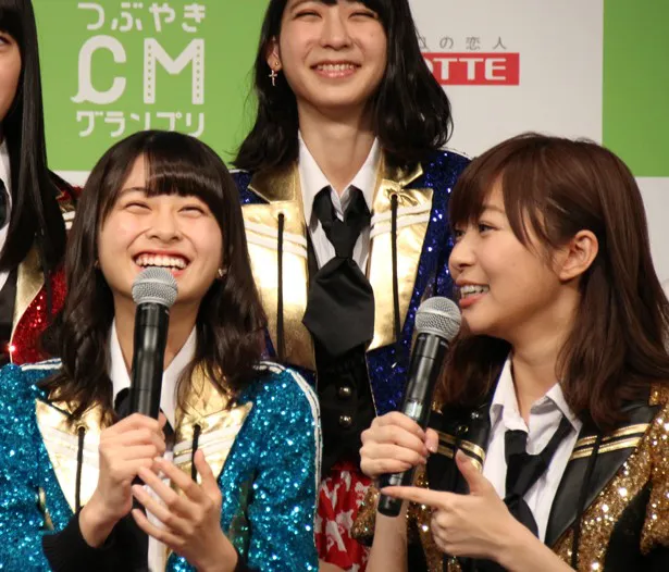 【写真を見る】HKT48の優れているところを聞かれた松岡はなは「笑顔！」と答えるも、指原莉乃が「自分の売りだけじゃん」とツッコむ