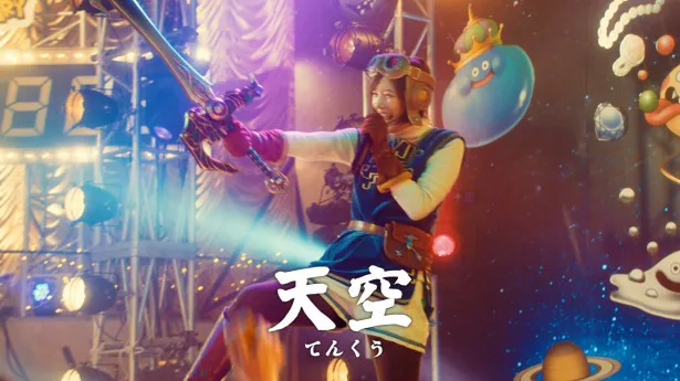 「1周年LIVE・伝説の装備」篇では、本田演じる主人公がマイクパフォーマンスで会場を盛り上げる