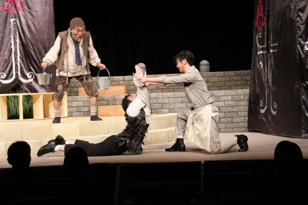 【写真を見る】柳下大、三上真史らD-BOYSメンバーが松尾貴史らを迎えて青木豪演出で抱腹絶倒もののシェイクスピア作品を描く！