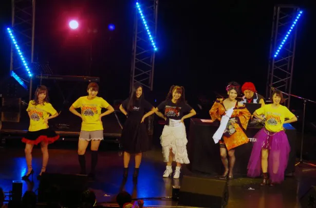恵比寿☆マスカッツ所属のメンバーがステージに乱入し「TOKYOセクシーナイト」(オリジナル)を披露