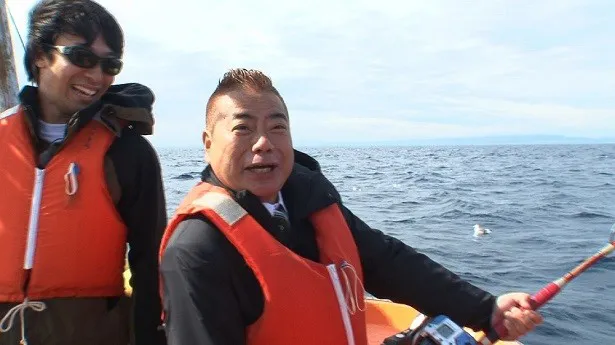 出川哲朗は、台風が近づくバッドコンディションの中、巨大魚の釣り上げに挑む