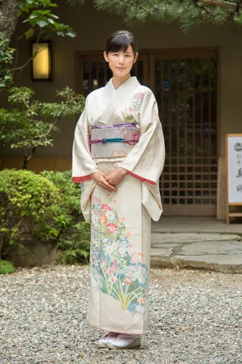 小西真奈美が老舗料亭のおかみ役で着物姿を披露!