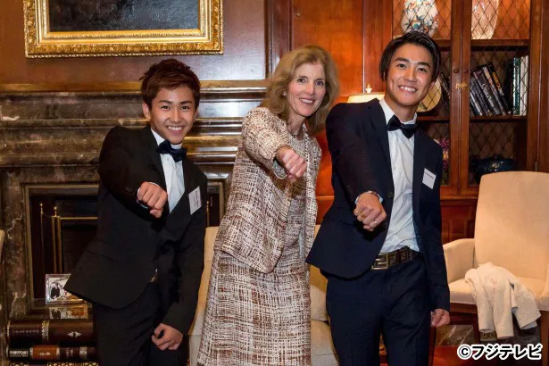 ケネディ駐日米国大使と一緒にポーズを取るAYUMUとMASAHIRO