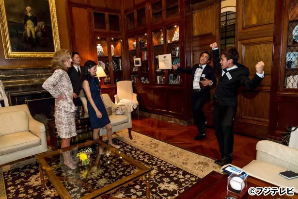 【写真を見る】ケネディ駐日米国大使の前でパフォーマンスするAYUMUとMASAHIRO