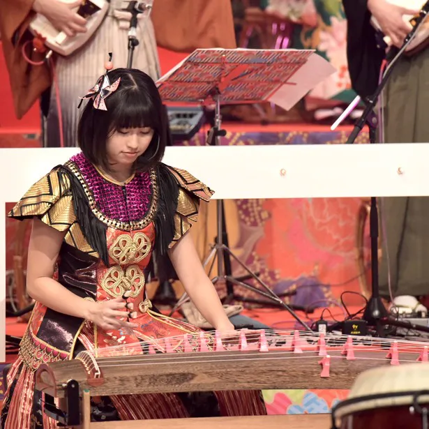 佐々木彩夏は「和楽器の中でも女の子らしい楽器」と箏(十七弦)に挑戦