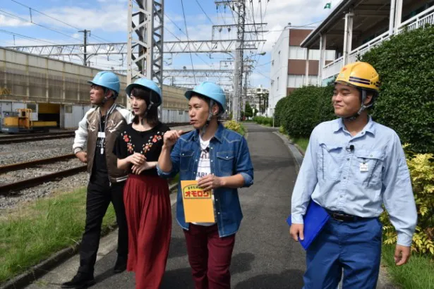 施設内を見学する一行