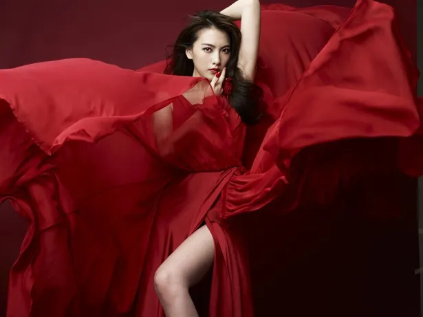 【写真を見る】JYがセクシーな赤のドレス姿に！