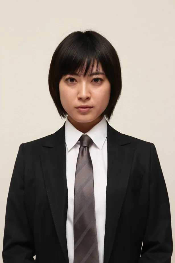 瀧本は、ノンキャリアの新人刑事・相川実里役を演じる