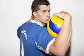 激動の祖国に金メダルをささげたパラアスリート