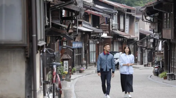 奈良井宿を散策する中田英寿と山口智子