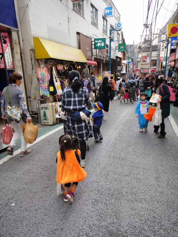 バッグを片手に商店街を歩くキッズたち