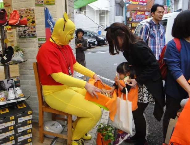 仮装したプーさんからお菓子が手渡される店舗も