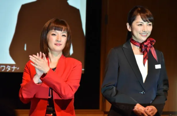 (写真左から)投資セミナーのトップ・ミスワタナベ(千秋)と、実は幹部だった韮沢の妻・清美(櫻井淳子)