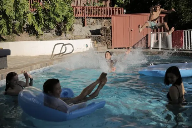 【写真を見る】プール付きの家での暮らしは、男女の距離も縮まりやすい？