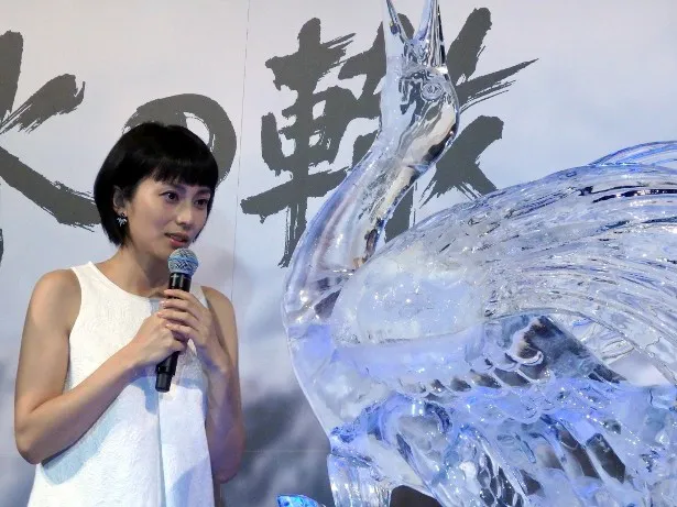 【写真を見る】会見に登場した鶴の氷の彫刻に、柴咲コウも思わずうっとり