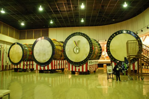 綴子(つづれこ)地区に伝わる“世界一の大太鼓”をはじめ、世界各国の太鼓を展示している「太鼓の博物館」