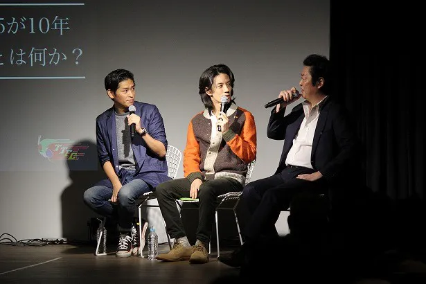 賀集利樹、半田健人、脚本家の井上敏樹氏(左から)らがトークセッションを展開