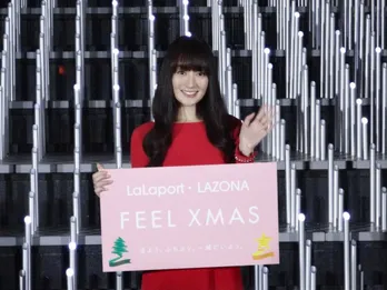 高梨臨、真っ赤なワンピースで語る冬の思い出